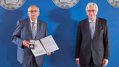 Ministerpräsident Bouffier ehrt Norbert Kartmann.