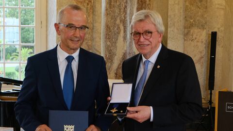 Reiner Birkel aus Neuenstein wurde von Ministerpräsident Volker Bouffier mit dem Hessischen Verdienstorden am Bande ausgezeichnet. 