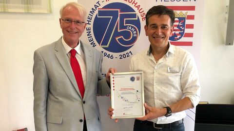 Stephan Aurand mit Jörg Krenzer und der Urkunde.