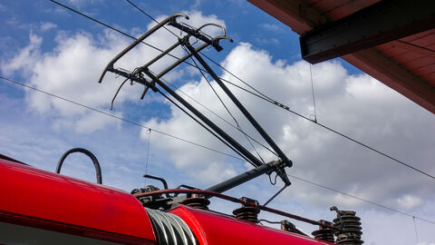 Oberleitung eines Zuges