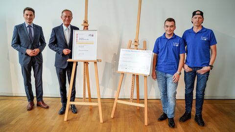 Staatsminister Axel Wintermeyer (2.v.l.) ehrt Vincent Koch und Ali Felsberg (rechts) vom Projekt „AlmerodeLIVE“.