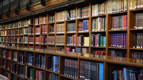 Bücher in einer Bibliothek