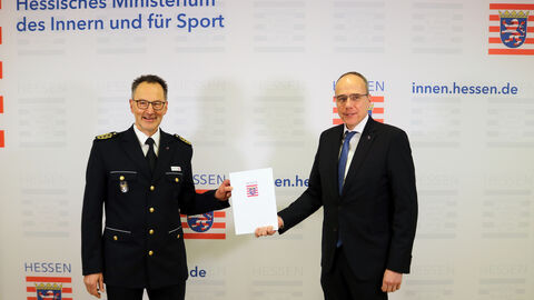 Bereitschaftspolizei Präsident Volker Pfeiffer von Peter Beuth verabschiedet Bereitschaftspolizei Präsident Volker Pfeiffer wurde von Peter Beuth verabschiedet. Sie stehen nebeneinander und eine Urkunde wird überreicht.