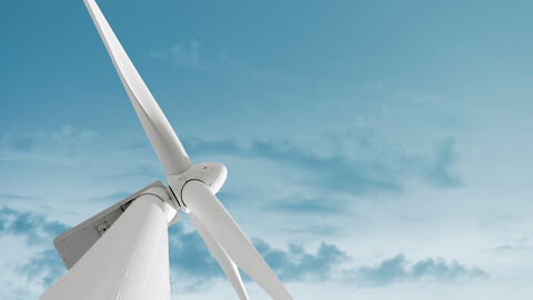 Ein Windrad vor blauem Himmel