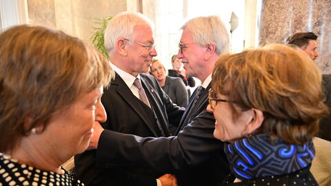 Hessens ehemaliger Ministerpräsident Roland Koch mit Volker Bouffier.
