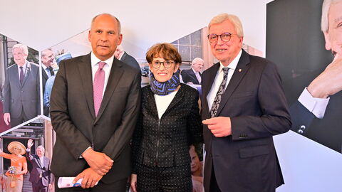 Nach rund zwölf Jahren legt der dienstälteste Regierungschef, Ministerpräsident Volker Bouffier, morgen im Hessischen Landtag sein Amt nieder. Heute Abend wurde er mit einer feierlichen Serenade im Wiesbadener Schloss Biebrich verabschiedet. Unter den Gästen waren viele politische Weggefährten und Freunde des Ministerpräsidenten sowie Vertreter der Kirchen, der Medien, aus der Wirtschaft, dem Sport und der Gesellschaft.