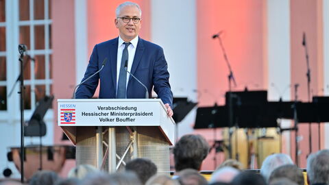 Nach rund zwölf Jahren legt der dienstälteste Regierungschef, Ministerpräsident Volker Bouffier, morgen im Hessischen Landtag sein Amt nieder. Heute Abend wurde er mit einer feierlichen Serenade im Wiesbadener Schloss Biebrich verabschiedet. Unter den Gästen waren viele politische Weggefährten und Freunde des Ministerpräsidenten sowie Vertreter der Kirchen, der Medien, aus der Wirtschaft, dem Sport und der Gesellschaft.