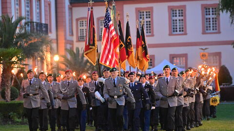 Der Beginn der Serenade: Die Bundeswehr zieht ein.