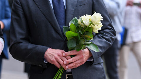 Ministerpräsident Boris Rhein und die Regierende Bürgermeisterin von Berlin Franziska Giffey haben am Donnerstagabend am Tatort Blumen für die Opfer der Todesfahrt in Berlin niedergelegt.