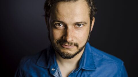Tino Leo Das Bild zeigt den Schauspieler Tino Leo vor einem schwarzen Hintergrund.
