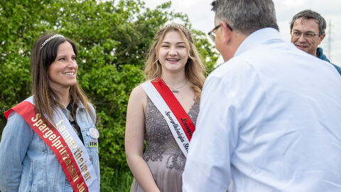 Ministerpräsident Rhein im Gespräch mit der Lamperheimer Spargelkönigin und der Lampertheimer Spargelprinzessin.