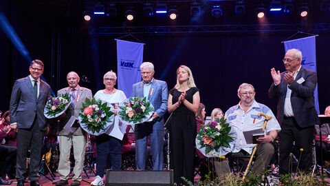 Ministerpräsident Boris Rhein hat auf dem Hessentag in Pfungstadt den Ehrenbrief des Landes Hessen an Mitglieder des Sozialverbands VdK verliehen.