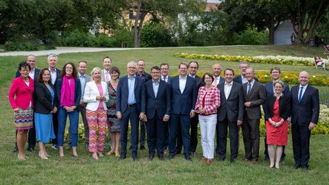 Gruppenbild des Kabinetts auf dem Gelände der Landesgartenschau in Fulda