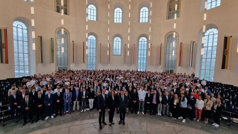Ministerpräsident Rhein und Finanzminister Boddenberg stehen vor 533 neuen Auszubildenden und Studierenden der Steuerverwaltung in der Paulskirche.