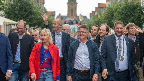 Ministerpräsident Boris Rhein und Digitalministerin Kristina Sinemus auf dem Arolser Viehmarkt