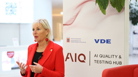 Prof. Dr. Kristina Sinemus bei der AI Quality Summit in Frankfurt Prof. Dr. Kristina Sinemus vor Plakat