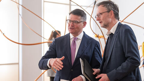 Ministerpräsident Rhein und Dr. Andreas Henning Ministerpräsident Rhein (links) steht neben Dr. Andreas Henning, dem Direktor des Museums Wiesbaden. Hinter ihnen eine der Kunstinstallationen der Künstlering Rebecca Horn.