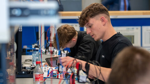 Ministerpräsident Boris Rhein besucht das Medizintechnologie-Unternehmen B. Braun Ministerpräsident Boris Rhein besucht das Medizintechnologie-Unternehmen B. Braun