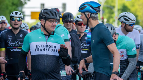 Radrennen Eschborn-Frankfurt Ministerpräsident Rhein in Radsport-Kleidung neben weiteren Teilnehmern des Radrennens.