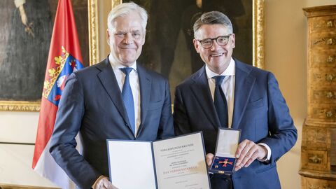 Ministerpräsident Boris Rhein mit Professor Dr. Andreas Dombret bei der Auszeichnung. Ministerpräsident Boris Rhein überreicht Professor Dr. Andreas Dombret das Verdienstkreuz 1. Klasse.