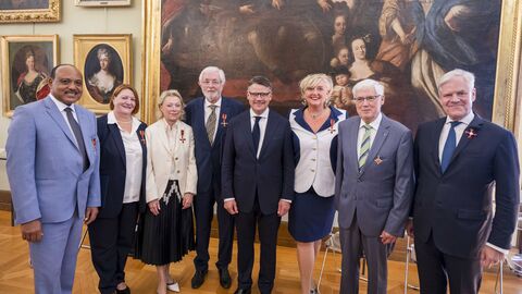 Boris Rhein und die sieben hessischen Persönlichkeiten. Boris Rhein überreicht Verdienstorden an sieben hessische Persönlichkeiten. Von links nach rechts: Salomon Assefa, Annette Ruske-Wolf, Claudia Kott, Kurt Liebermeister, Ministerpräsident Boris Rhein, Bettina Schmitt, Rainer Klett, Prof. Dr. Andreas Dombret