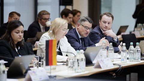 Ministerpräsident Boris Rhein spricht während der Vorbesprechungen der Regierungschefinnen und Regierungschefs der B-Länder im Rahmen der Ministerpräsidentenkonferenz (MPK) am Donnerstag, 5. Juni 2025, in Berlin an seinem Platz sitzend in ein Mikrofon.