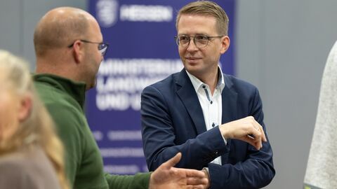 Staatssekretär Michael Ruhl im Gespräch mit einem Mann. 
