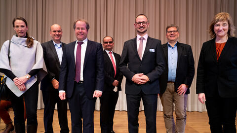 v. l. n. r.: Katrin Schleenbecker (MdL), Uwe Serke (MdL), Dr. Volker Fleck, Torsten Kunze (Abteilungsleiter der Vollzugsabteilung im HMdJ), Frank Posingies, Frank-Tilo Becher (MdL), Eva Kühne-Hörmann v. l. n. r.: Katrin Schleenbecker (MdL), Uwe Serke (MdL), Dr. Volker Fleck, Torsten Kunze (Abteilungsleiter der Vollzugsabteilung im HMdJ), Frank Posingies, Frank-Tilo Becher (MdL), Eva Kühne-Hörmann