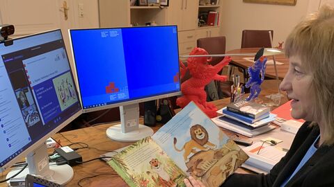 Staatsministerin Eva Kühne Hörmann liest aus dem Buch „Wenn zwei sich streiten“ vor. 