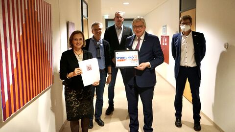 v.l. nach rechts: Bürgermeisterin Dietlind Grabe-Bolz, der Leiter Bäderbetriebe Stadtwerke Gießen, Uwe Volbrecht, der Amtsleiter des Sportamtes Gießen, Tobias Erben, Ministerpräsident Volker Bouffier und Technischer Vorstand der Stadtwerke Gießen, Matthias Funk. v.l. nach rechts: Bürgermeisterin Dietlind Grabe-Bolz, der Leiter Bäderbetriebe Stadtwerke Gießen, Uwe Volbrecht, der Amtsleiter des Sportamtes Gießen, Tobias Erben, Ministerpräsident Volker Bouffier und Technischer Vorstand der Stadtwerke Gießen, Matthias Funk.