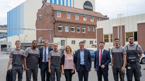 Boris Rhein beim Besuch der SAMSON AG in Frankfurt mit Vorstandsvorsitzenden Dr. Andreas Widl, dem Vorstand Finanzen und Personal, Dr. Dominic Deller und Auszubildenden