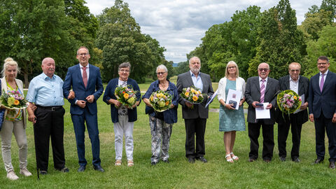 Ministerpräsident Rhein (1 v.r.) und Sozialminister Klose (3 v.l.) mit den Preisträgerinnen und Preisträgern (v.l.n.r.): Birgit Bär, Karl-Georg Meininger, Gudrun Marie Elisabeth Roppel, Hilde Schleufe, Karl Richter, llka Kleinsteuber, Heinrich Immel, Rudolf Friedrich Fischer. Ministerpräsident Rhein (1 v.r.) und Sozialminister Klose (3 v.l.) mit den Preisträgerinnen und Preisträgern (v.l.n.r.): Birgit Bär, Karl-Georg Meininger, Gudrun Marie Elisabeth Roppel, Hilde Schleufe, Karl Richter, llka Kleinsteuber, Heinrich Immel, Rudolf Friedrich Fischer.