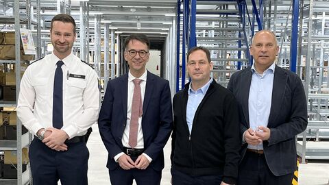 Hauptkommissar Patrick Rüter, Justizminister Christian Heinz, Hauptsekretär Erio Bortolamedi und Innenminister Prof. Dr. Roman Poseck (v.l.n.r.) Hauptkommissar Patrick Rüter, Justizminister Christian Heinz, Hauptsekretär Erio Bortolamedi und Innenminister Prof. Dr. Roman Poseck (v.l.n.r.)