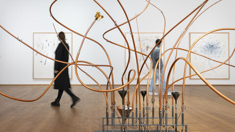 Installationsansicht mit Gästen und „Der Rabenbaum“ von Rebecca Horn  Installationsansicht mit Gästen und „Der Rabenbaum“ von Rebecca Horn