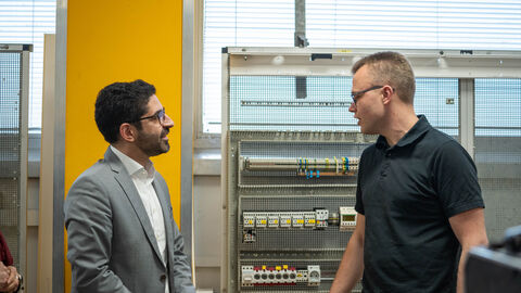 Kaweh Mansoori im Gespräch mit einem Meisterschüler Kaweh Mansoori im Gespräch mit einem Meisterschüler