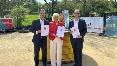Digitalministerin Prof. Dr. Kristina Sinemus mit Michael Jungwirth und Stefan Rüter bei der Unterzeichnung der Einzelvereinbarung Digitalministerin Prof. Dr. Kristina Sinemus mit Michael Jungwirth und Stefan Rüter bei der Unterzeichnung der Einzelvereinbarung