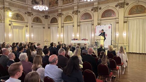 Justizminister Christian Heinz hält eine Rede vor den Absolventinnen und Absolventen Justizminister Christian Heinz hält eine Rede vor den Absolventinnen und Absolventen