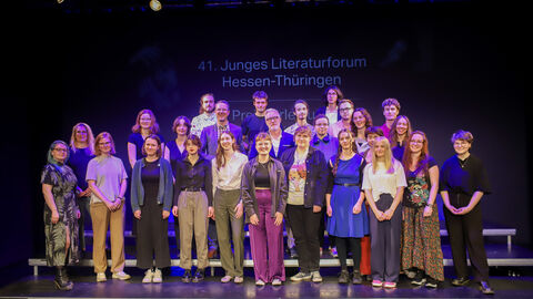 Christoph Degen, Hessischer Staatssekretär für Wissenschaft und Forschung, Kunst und Kultur und der Thüringer Staatsminister für Kultur, Benjamin-Immanuel Hoff, mit den Gewinnerinnen und Gewinnern des Jungen Literaturforums Hessen-Thüringen 2024 