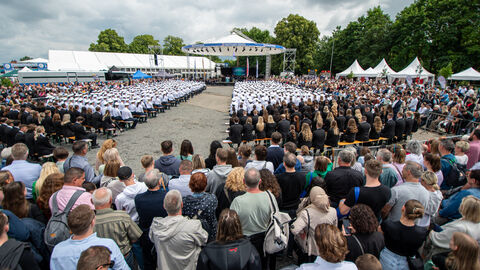Rund 700 Kommissaranwärterinnen und Kommissaranwärter auf dem Hessentag vereidigt