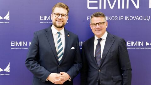 Ministerpräsident Boris Rhein tauscht sich in Vilnius mit dem litauischen Wirtschaftsminister Lukas Savickas aus. Zwei Männer stehen nebeneinander und geben sich die Hand.