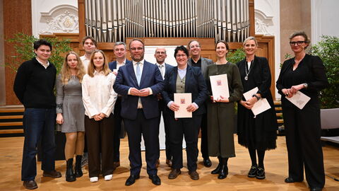 Wissenschaftsminister Timon Gremmels mit den Gewinnerinnen und Gewinnern des Hessischen Hochschullehrpreises 2025.
