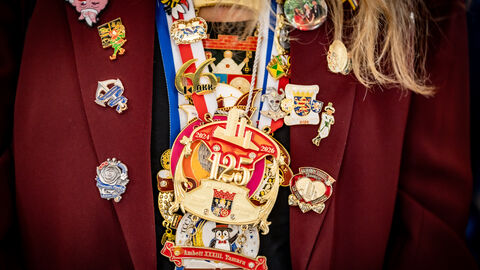 Fastnachtsorden soweit das Auge reicht.