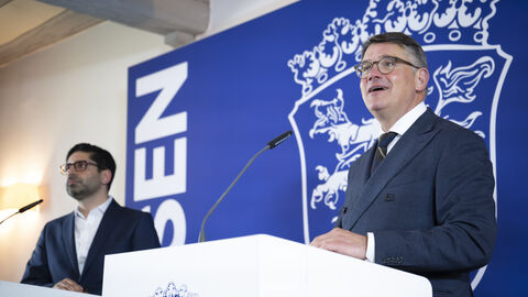 Ministerpräsident Boris Rhein hat bei einer Pressekonferenz gemeinsam mit dem stellvertretenden Ministerpräsidenten Kaweh Mansoori Bilanz der bisherigen Regierungszeit gezogen.